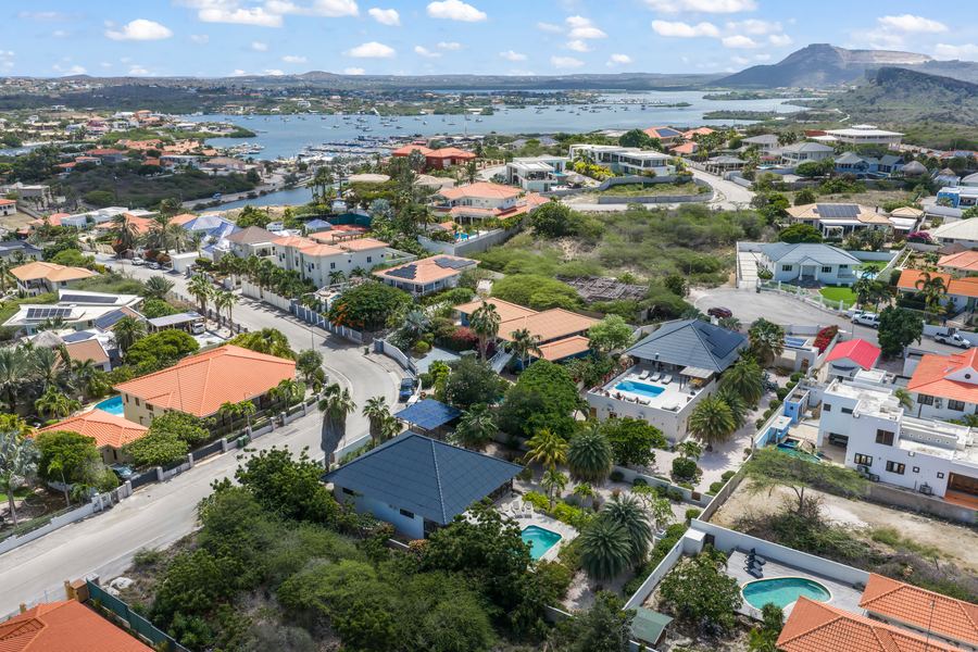 Luchtfoto over de wijk richting de baai en de heuvels