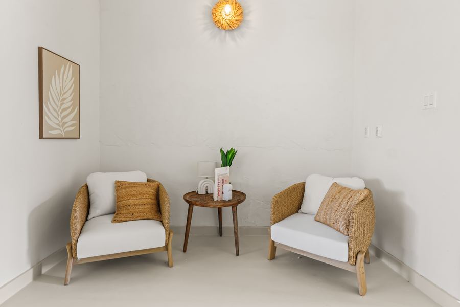 Twee rotan fauteuils in de leeshoek