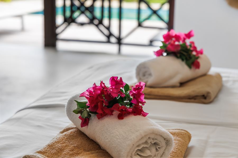 Opgerolde handdoeken met bougainville