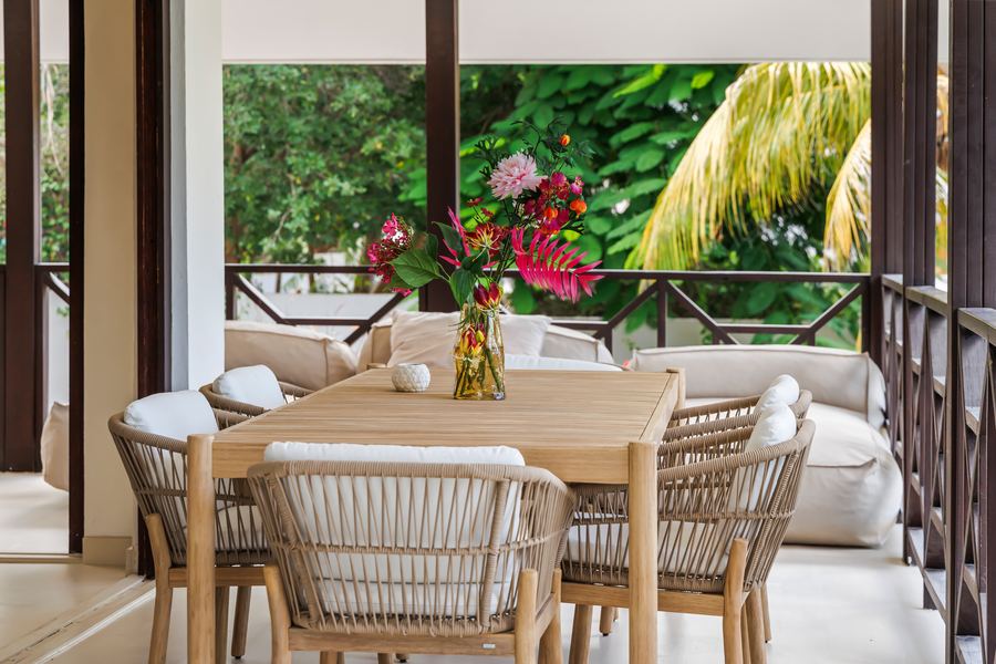De eettafel op de veranda met bloemen
