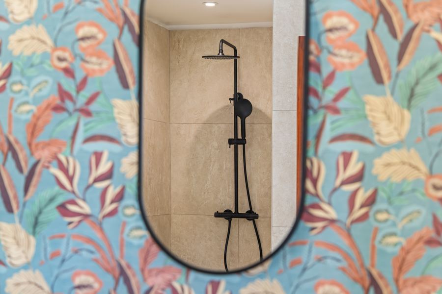 Douche met bloemenbehang