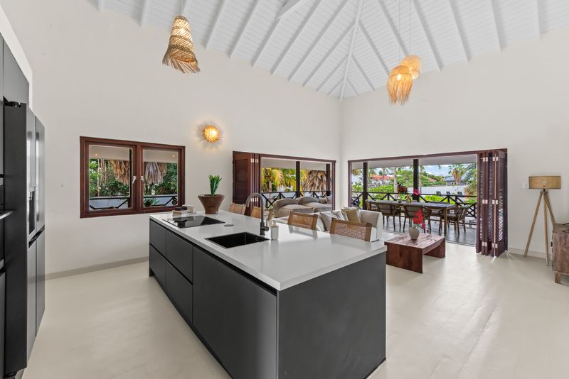 The kitchen with its island and the dining table