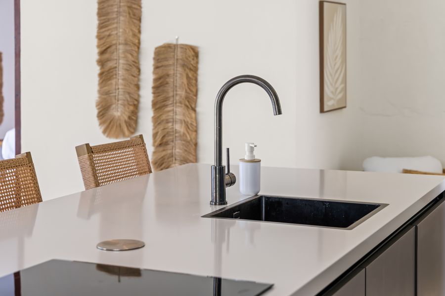 Tap and worktop in the kitchen
